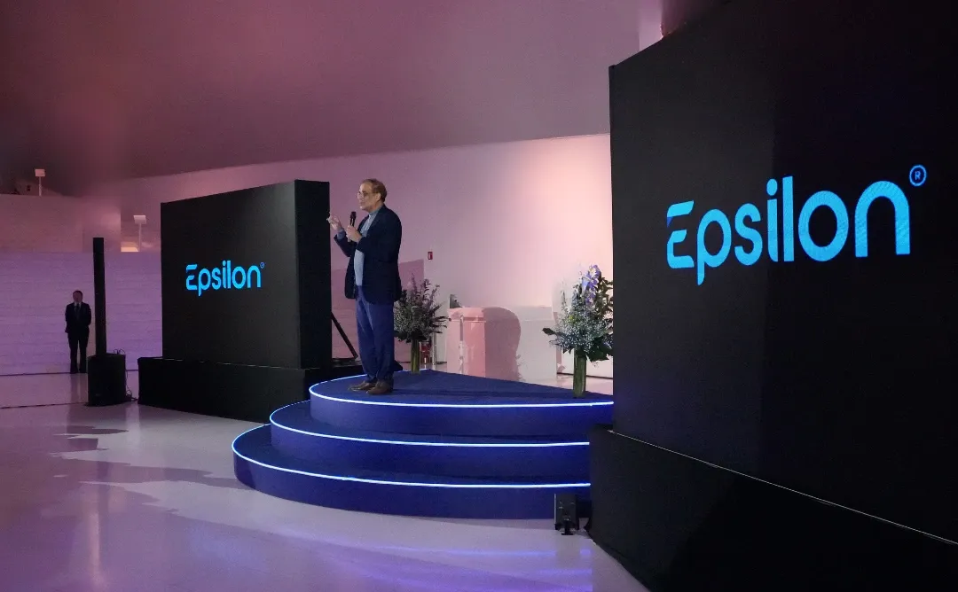 Rishad Tobaccowala durante Rethinking Work CDMX hablando sobre el futuro del trabajo y la influencia de la inteligencia artificial. Imagen: Adtech.