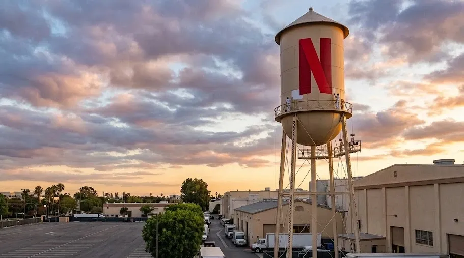 Imagen ilustrativa, muestra el logotipo de Netflix en el icónico tanque de agua de Warner Bros. Vía IA.